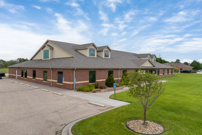 Plus de détails pour 1632 E 23rd Ave, Hutchinson, KS - Bureau à louer