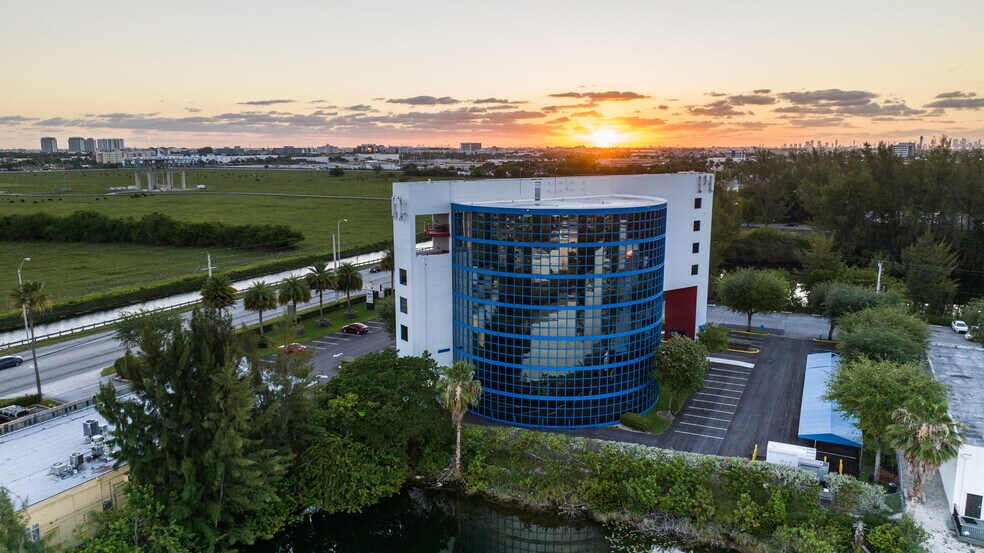 9600 NW 25th St, Miami, FL à vendre - Photo du bâtiment - Image 1 de 13