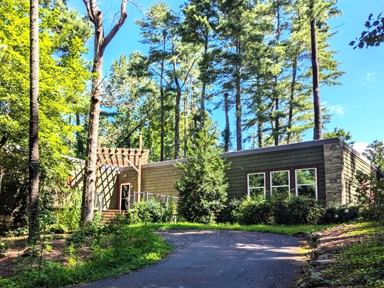 447 Lily Pad Ln, Flat Rock, NC à louer - Photo du bâtiment - Image 3 de 38