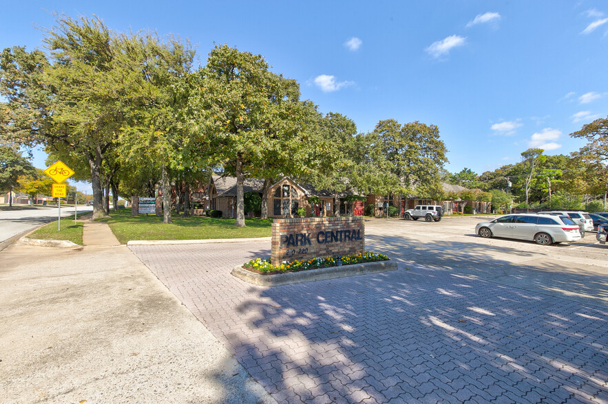 210-220 N Park Blvd, Grapevine, TX à louer - Photo principale - Image 1 de 7