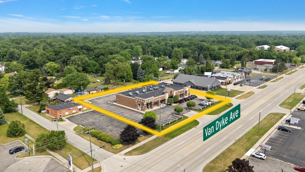 52021-52045 Van Dyke Ave, Shelby Township, MI à louer - Photo du bâtiment - Image 2 de 6