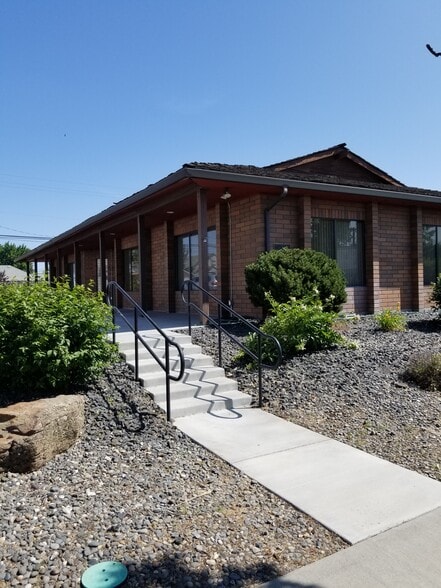 333 E Main St, Hermiston, OR for sale - Primary Photo - Image 1 of 23