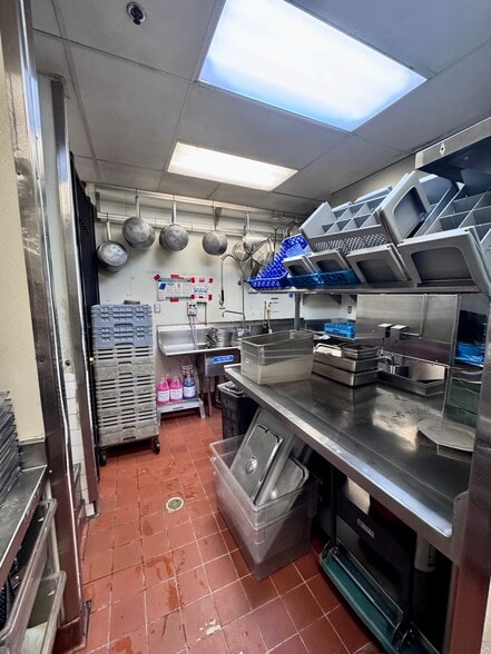 254 W Los Angeles Ave, Moorpark, CA for lease - Building Photo - Image 3 of 10