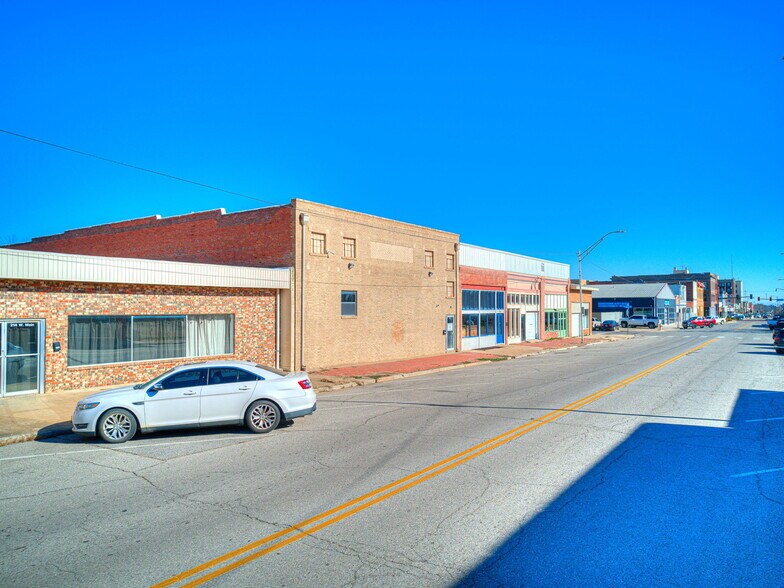 212 W Main St, Shawnee, OK à vendre - Photo du bâtiment - Image 2 de 67