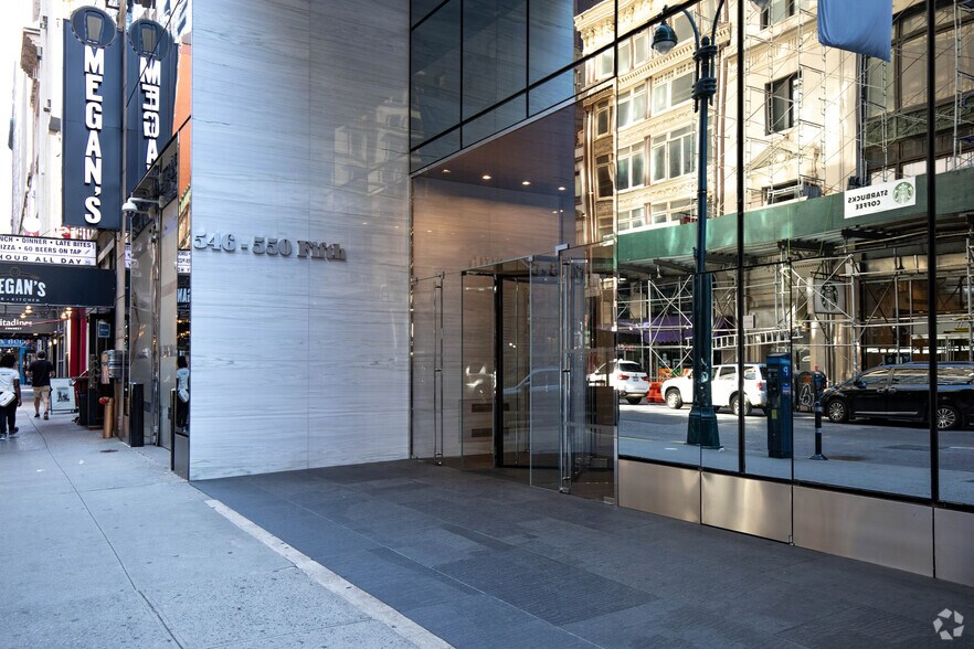 546 Fifth Ave, New York, NY à louer - Photo du bâtiment - Image 3 de 6