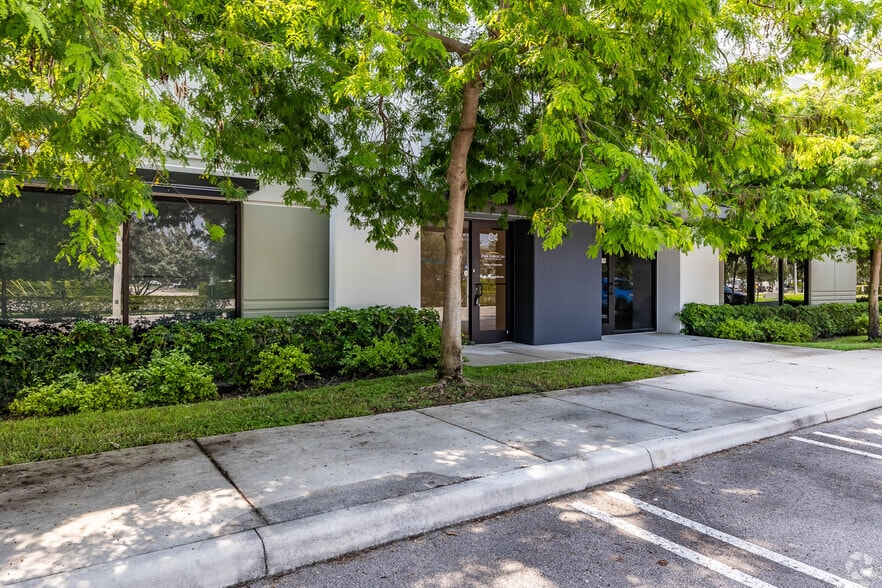 3420 NW 27th Ave, Pompano Beach, FL for lease - Building Photo - Image 2 of 10