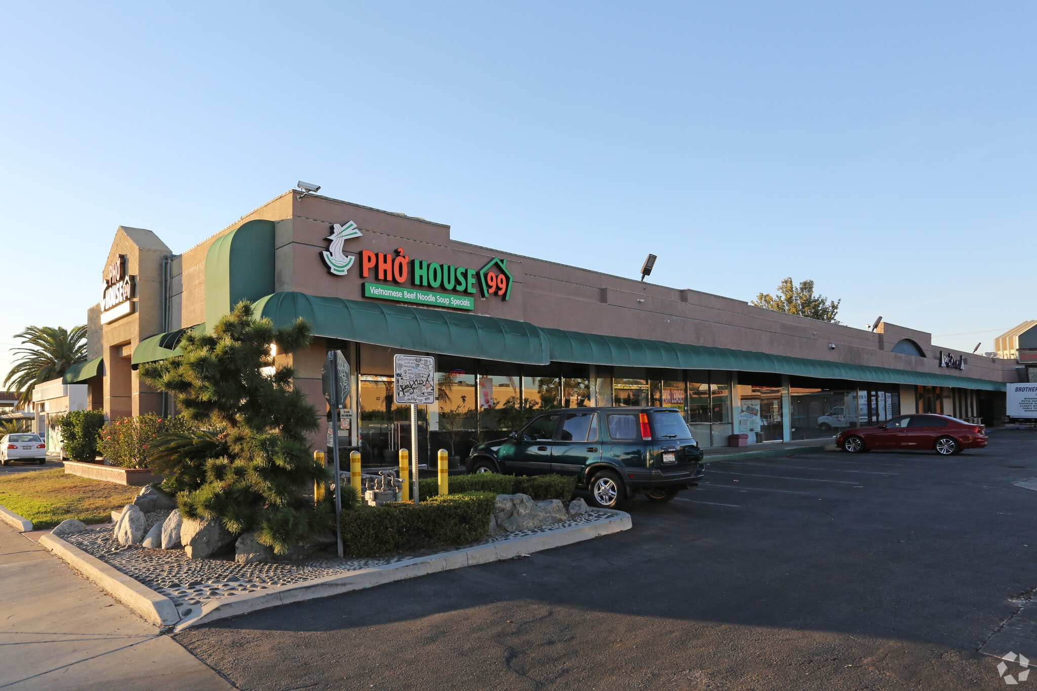 8851 Garden Grove Blvd, Garden Grove, CA à louer Photo du bâtiment- Image 1 de 14