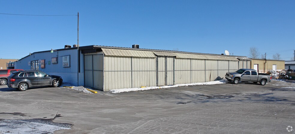8010-8030 N 76th St, Milwaukee, WI for lease - Building Photo - Image 1 of 3