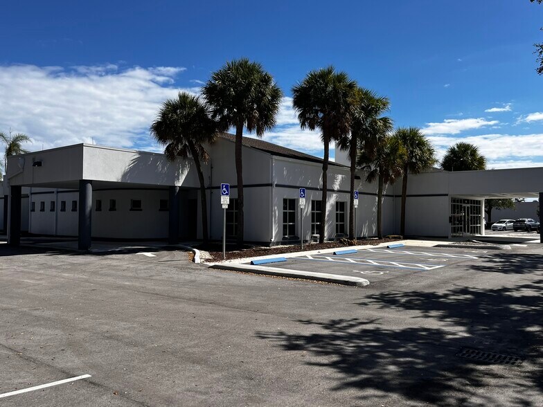 4650 N Dixie Hwy, Oakland Park, FL à louer - Photo du bâtiment - Image 2 de 9