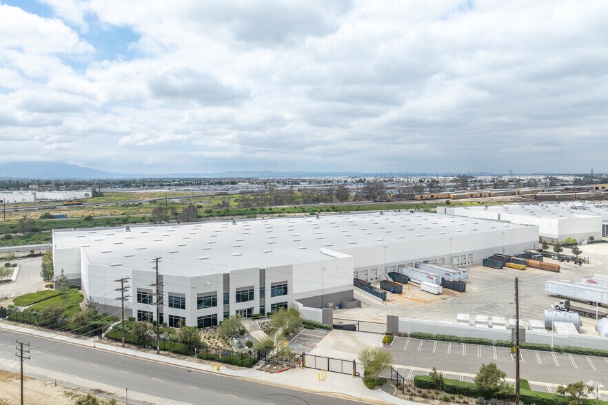 4420 Serrano Dr, Jurupa Valley, CA à louer - Aérien - Image 2 de 7