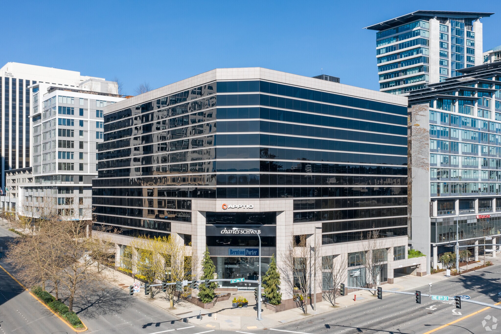 11100 NE 8th St, Bellevue, WA à louer Photo du bâtiment- Image 1 de 8