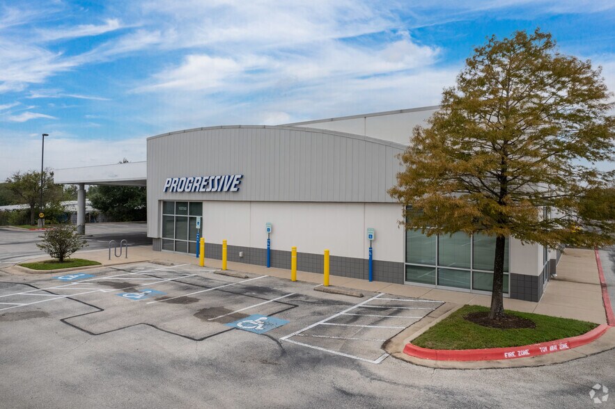 10700 N Lamar Blvd, Austin, TX à vendre - Photo du bâtiment - Image 2 de 14