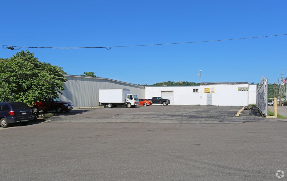 3265 Colerain Ave, Cincinnati, OH à vendre - Photo du bâtiment - Image 3 de 3