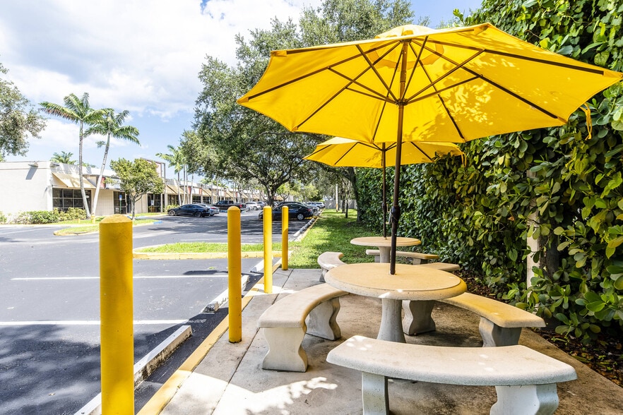 4101 Ravenswood Rd, Dania Beach, FL for lease - Building Photo - Image 2 of 11