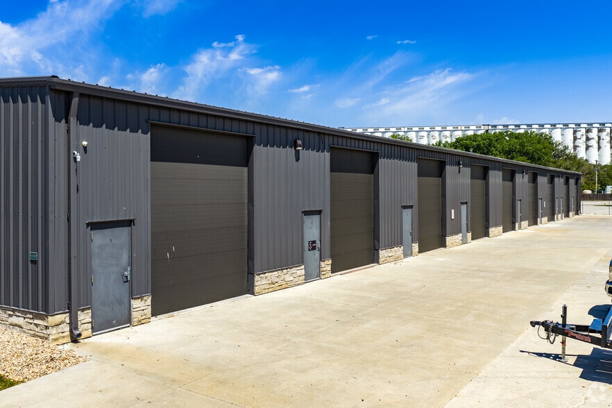 3320 S 6th St, Lincoln, NE for lease - Primary Photo - Image 1 of 6