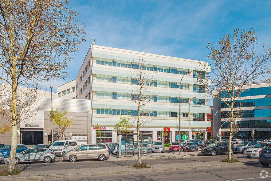 Calle Julián Camarillo, 53, Madrid, Madrid à louer - Photo du bâtiment - Image 1 de 6