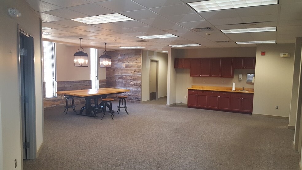 179 Cross Rd, Waterford, CT for lease - Interior Photo - Image 2 of 9