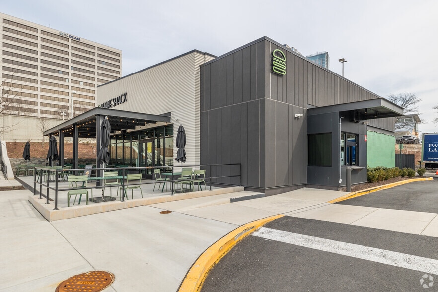 8361 Leesburg Pike, Vienna, VA à vendre - Photo principale - Image 1 de 5