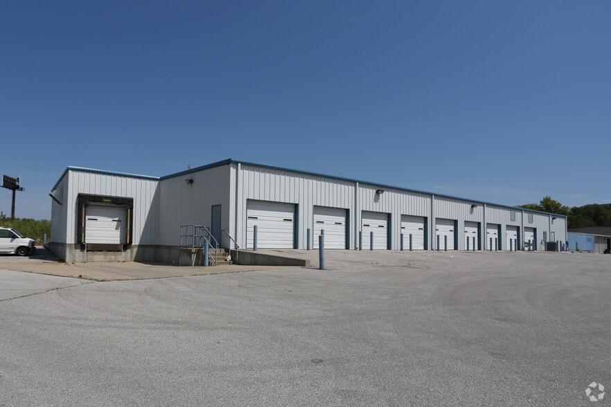 5036 NW Waukomis Dr, Kansas City, MO for lease - Building Photo - Image 1 of 9