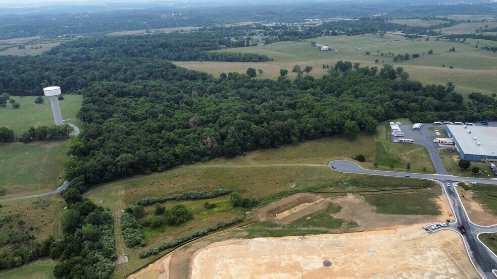 105 Industry Way, Staunton, VA à vendre - Photo du bâtiment - Image 2 de 2