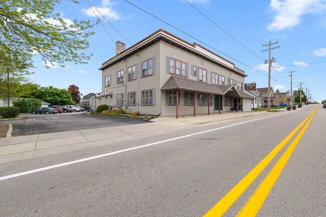 Plus de détails pour 1302 Main st, Saint Cloud, WI - Commerce de détail à vendre