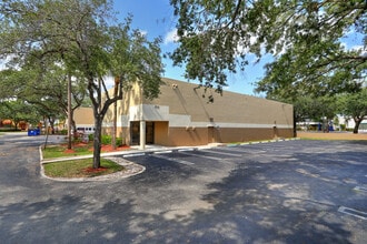5751-5753 Miami Lakes Dr, Miami Lakes, FL à louer Photo intérieure- Image 1 de 2