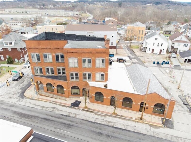 10 S 4th St, Youngwood, PA for lease - Building Photo - Image 3 of 4