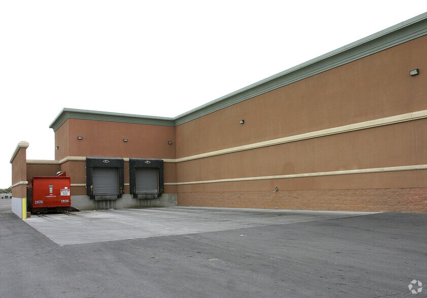5546 Camino Al Norte St, North Las Vegas, NV à louer - Photo du bâtiment - Image 3 de 4