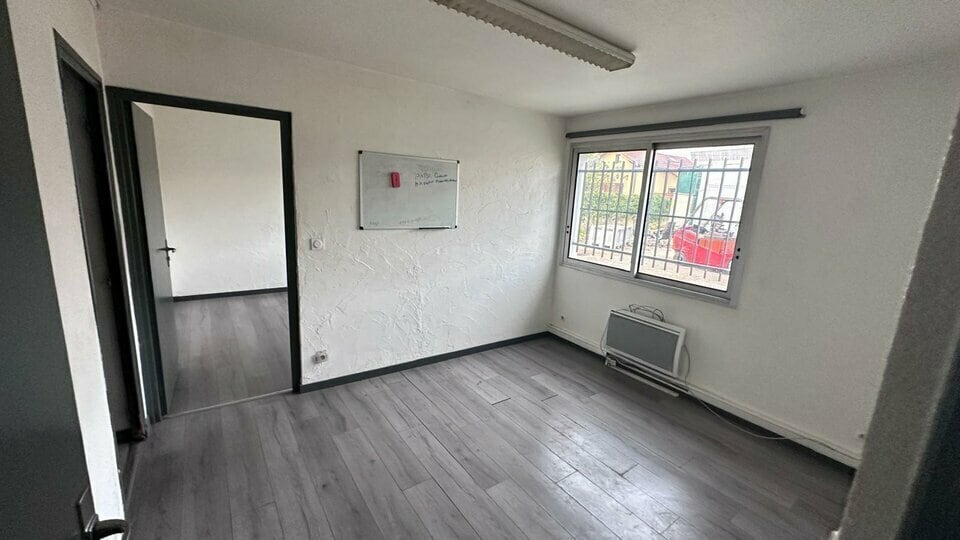 14 Rue Lepêcheur, Vaulx-en-Velin for lease - Interior Photo - Image 3 of 6