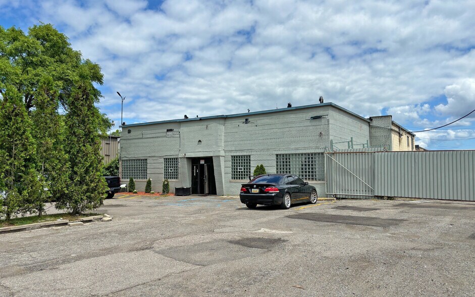 19430 Mount Elliott St, Detroit, MI à louer - Photo du bâtiment - Image 3 de 5