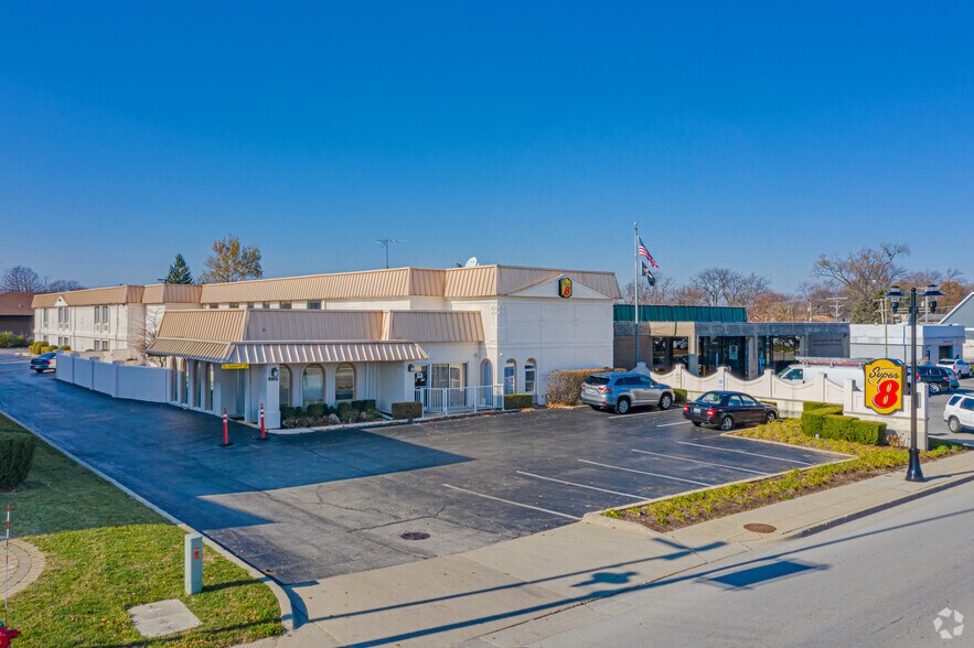 9110 Waukegan Rd, Morton Grove, IL à vendre - Photo du bâtiment - Image 2 de 22