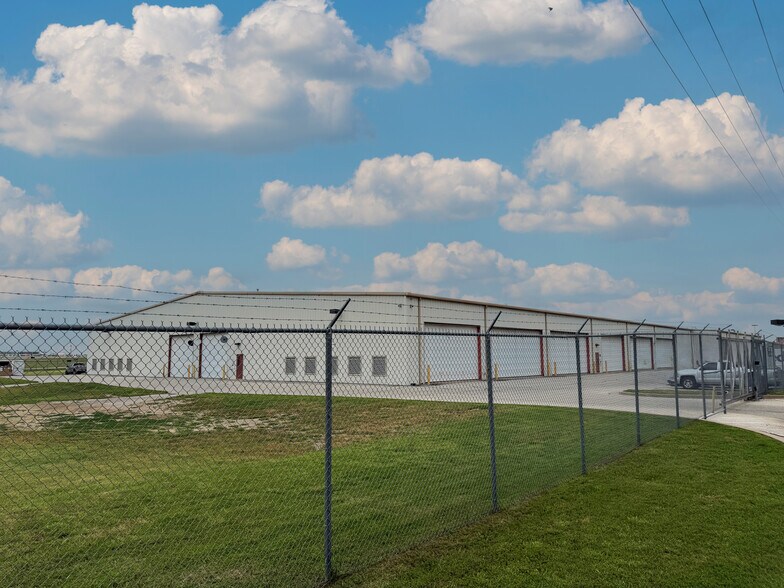 2050 N 85th East Ave, Tulsa, OK à louer - Photo du bâtiment - Image 2 de 6