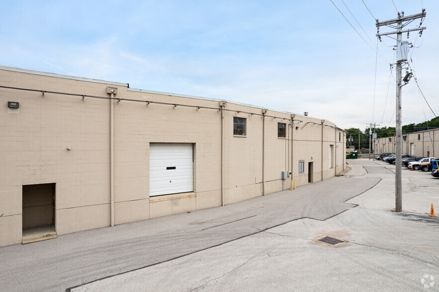 1131-1151 N Warson Rd, Saint Louis, MO à louer - Photo du bâtiment - Image 2 de 4