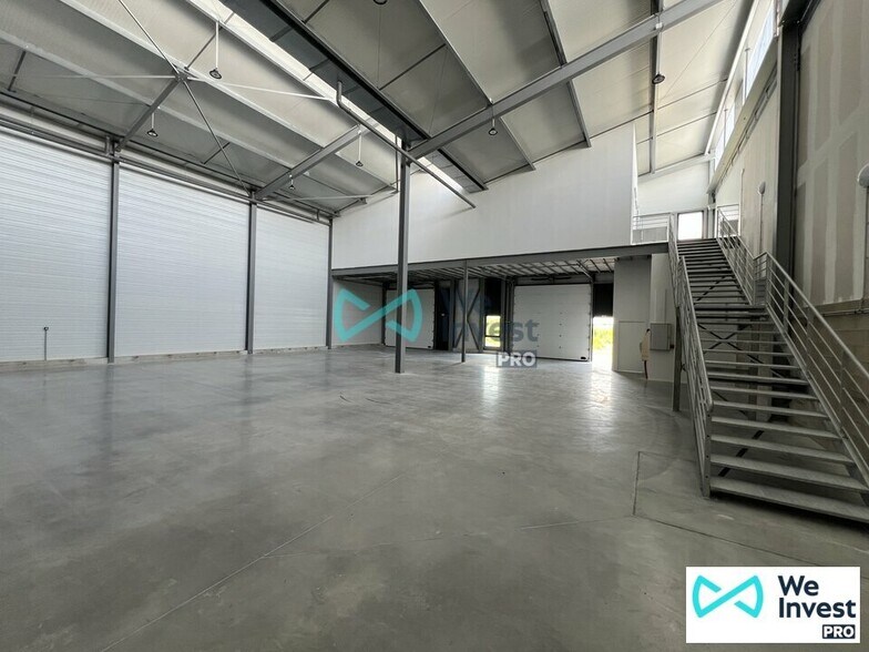Flex in Cormontreuil for lease - Interior Photo - Image 3 of 5