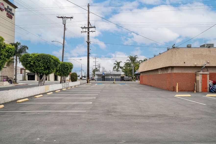 14318 Western ave, Gardena, CA for lease - Building Photo - Image 3 of 17