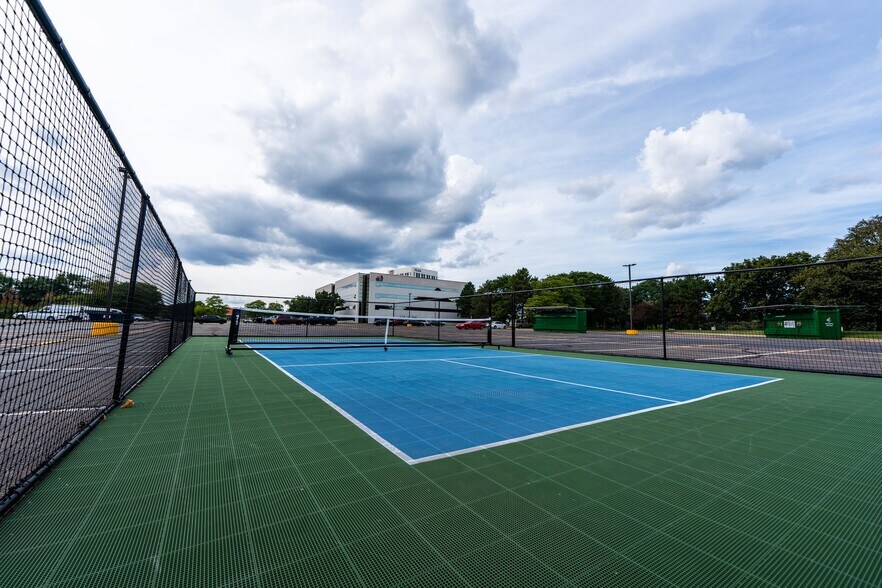 901 Tower Dr, Troy, MI à louer - Photo du bâtiment - Image 2 de 31