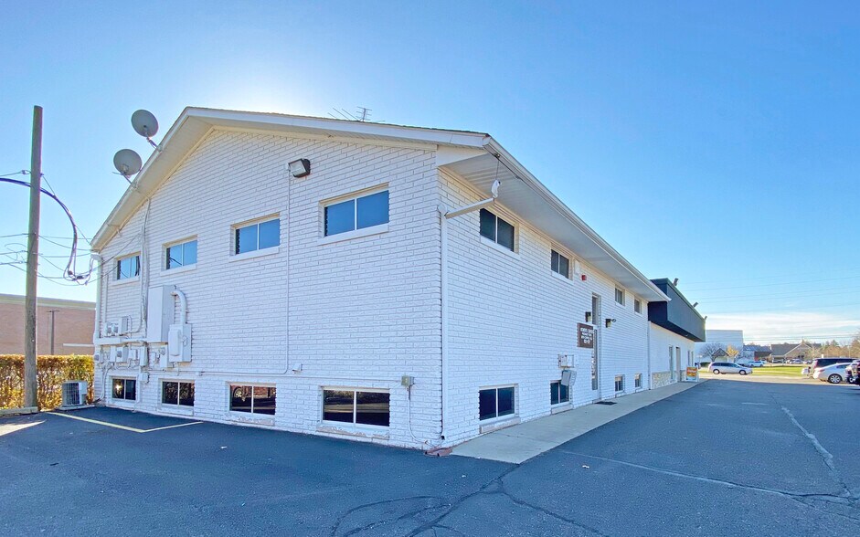 6765 Orchard Lake Rd, West Bloomfield, MI à louer - Photo du bâtiment - Image 3 de 7