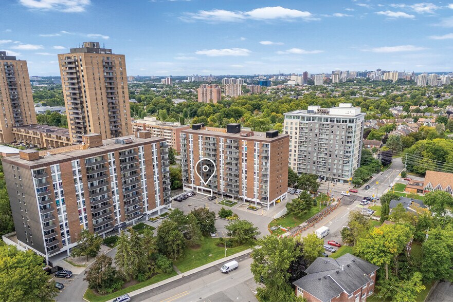 230-240 Brittany Dr, Ottawa, ON for lease - Building Photo - Image 2 of 12