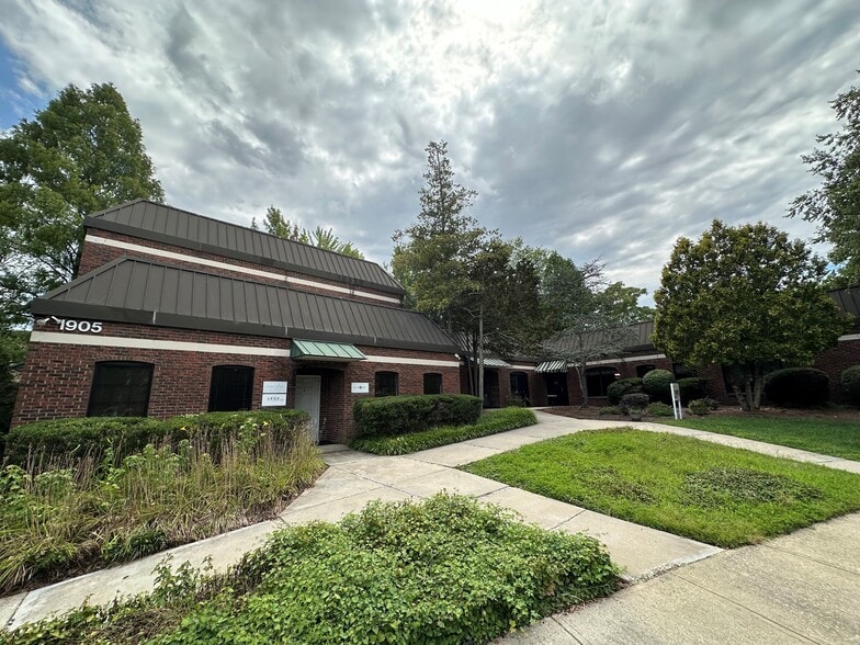 1901 Ashwood Ct, Greensboro, NC for lease - Building Photo - Image 3 of 6