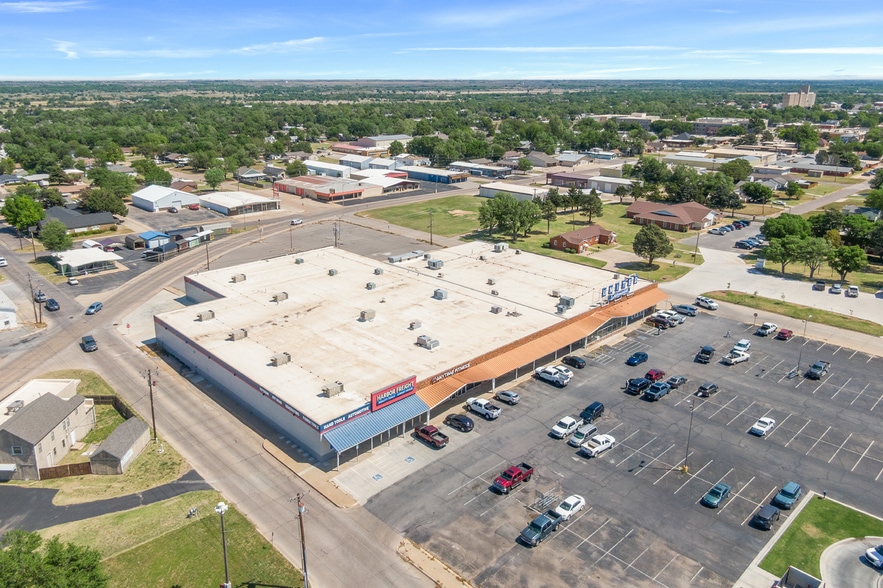 2110 Oklahoma Ave, Woodward, OK for sale - Building Photo - Image 2 of 21
