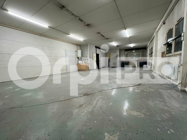 Flex in Champlan for lease - Interior Photo - Image 1 of 7