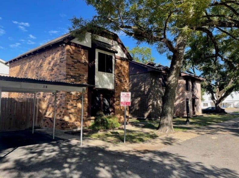 413 W Blum St, Alvin, TX for sale - Building Photo - Image 3 of 9