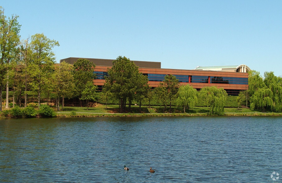 4851 Lake Brook Dr, Glen Allen, VA for lease - Building Photo - Image 3 of 20