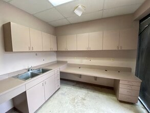 2004 Fox Dr, Champaign, IL à vendre Photo du bâtiment- Image 2 de 8