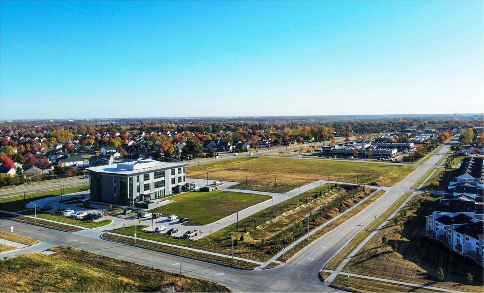 9750 University Ave, West Des Moines, IA à vendre - Photo du bâtiment - Image 2 de 5