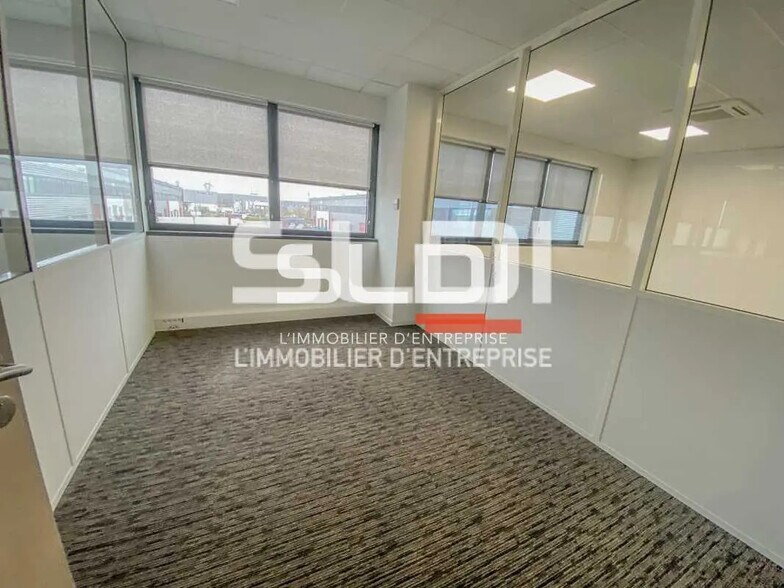 Office in Meyzieu for lease - Interior Photo - Image 2 of 9