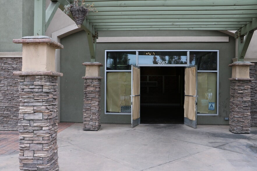 2083 Orange Tree Ln, Redlands, CA à louer - Photo du bâtiment - Image 2 de 13