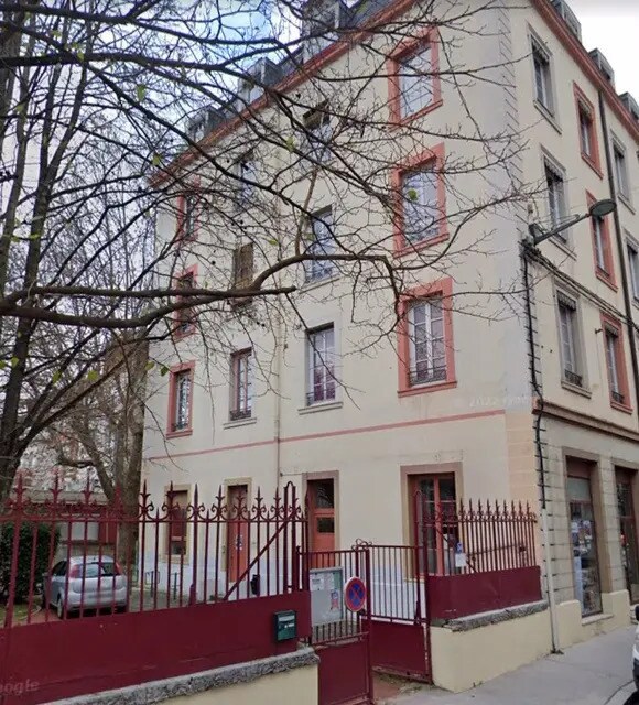 Retail in Oullins for lease Building Photo- Image 1 of 4