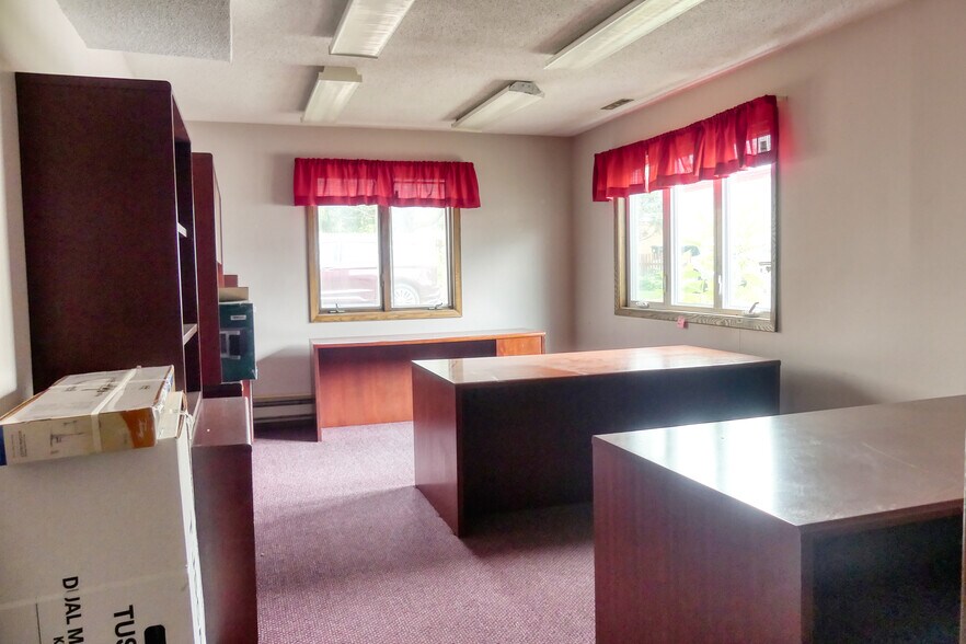 208 N Cascade St, Osceola, WI à vendre - Photo du bâtiment - Image 3 de 7