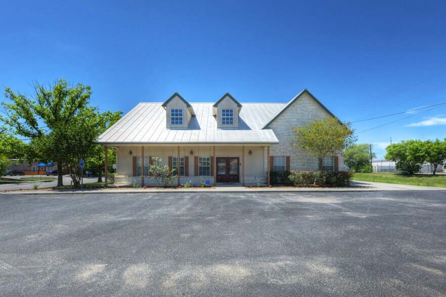 1492 S Seguin Ave, New Braunfels, TX à louer - Photo du bâtiment - Image 2 de 27